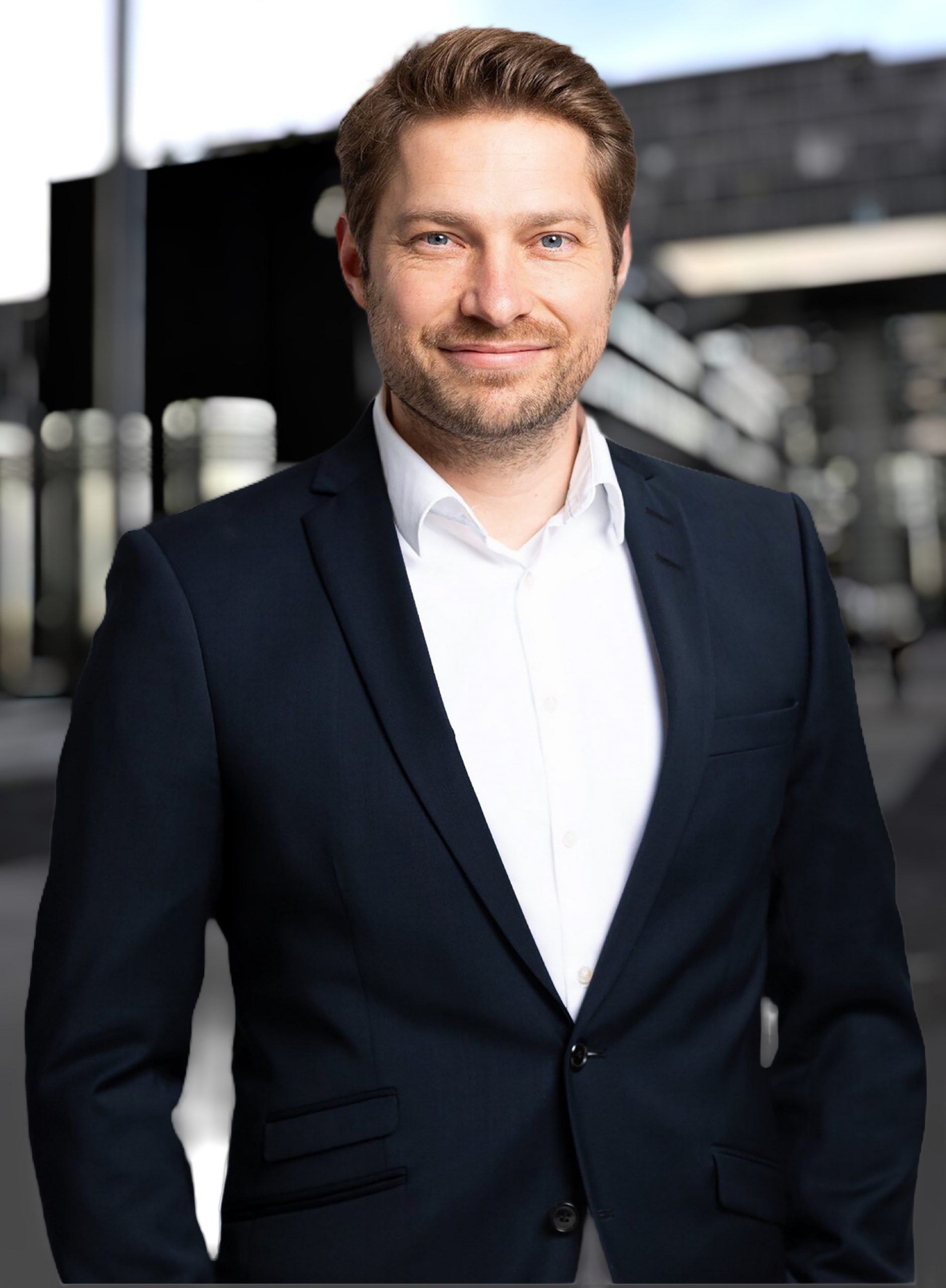 Thomas Rücker vor einem Unternehmensgebäude